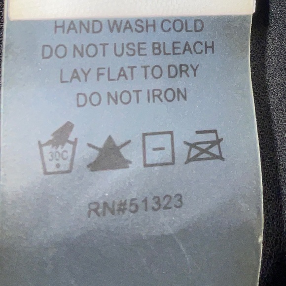 Beautiful ladies v neck long sleeve blouse.  Like new!  Vince Camuto size large - Picture 8 of 9